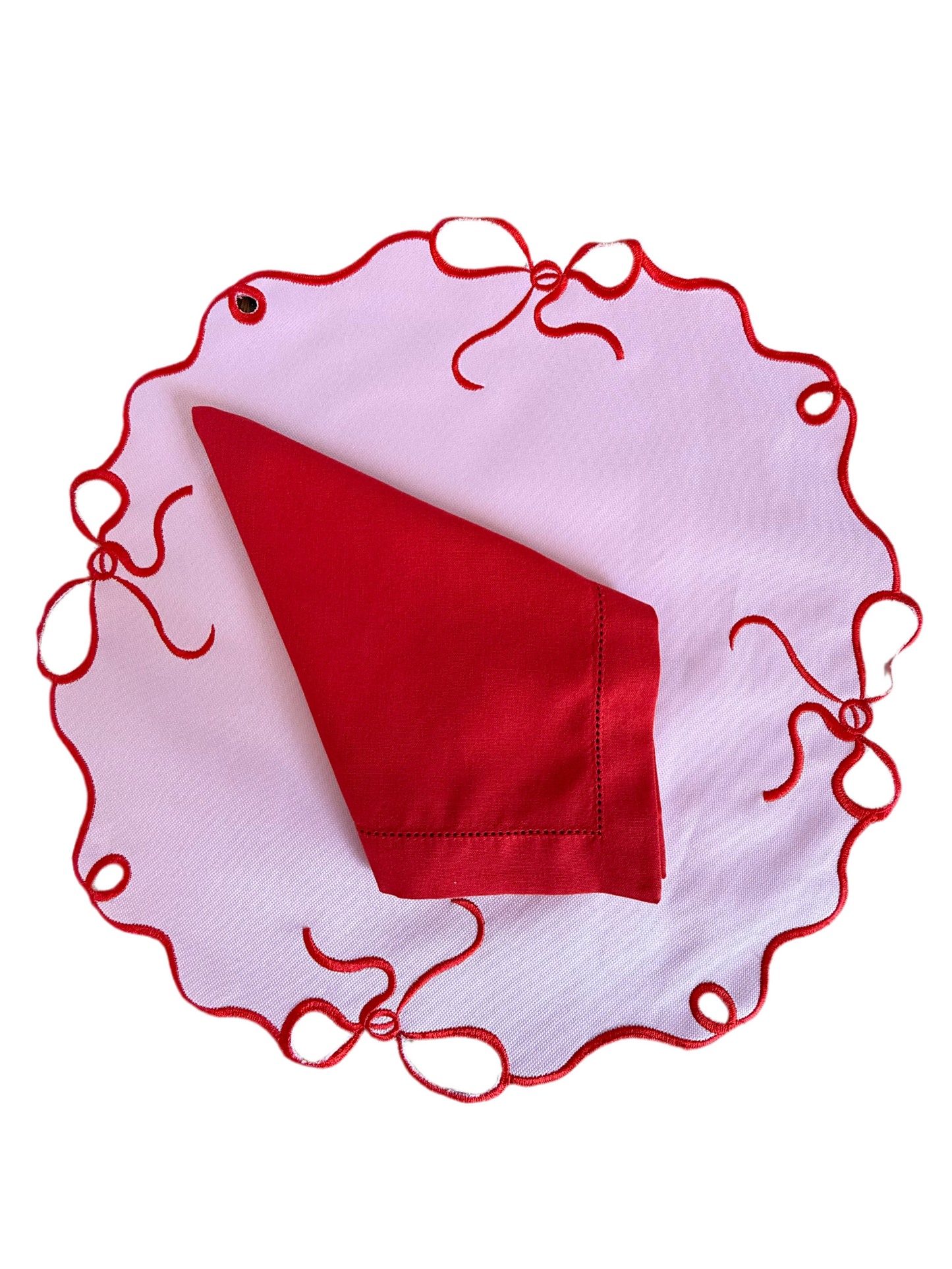 Placemats with a round, cut-out bow