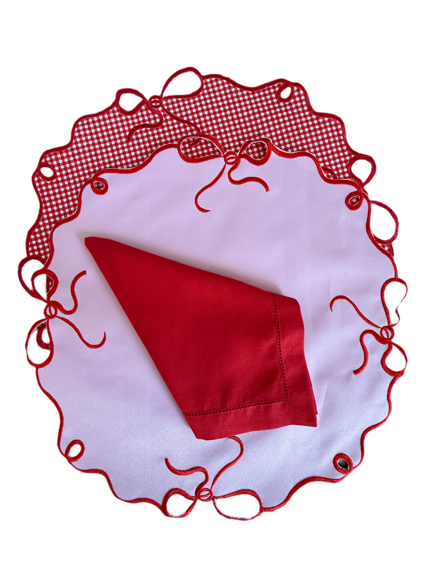 Placemats with a round, cut-out bow