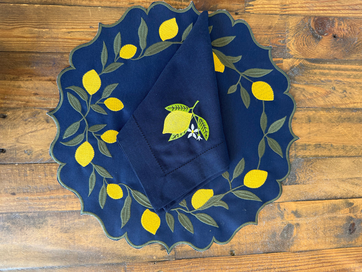 Placemets double-sided Sicilian lemon.