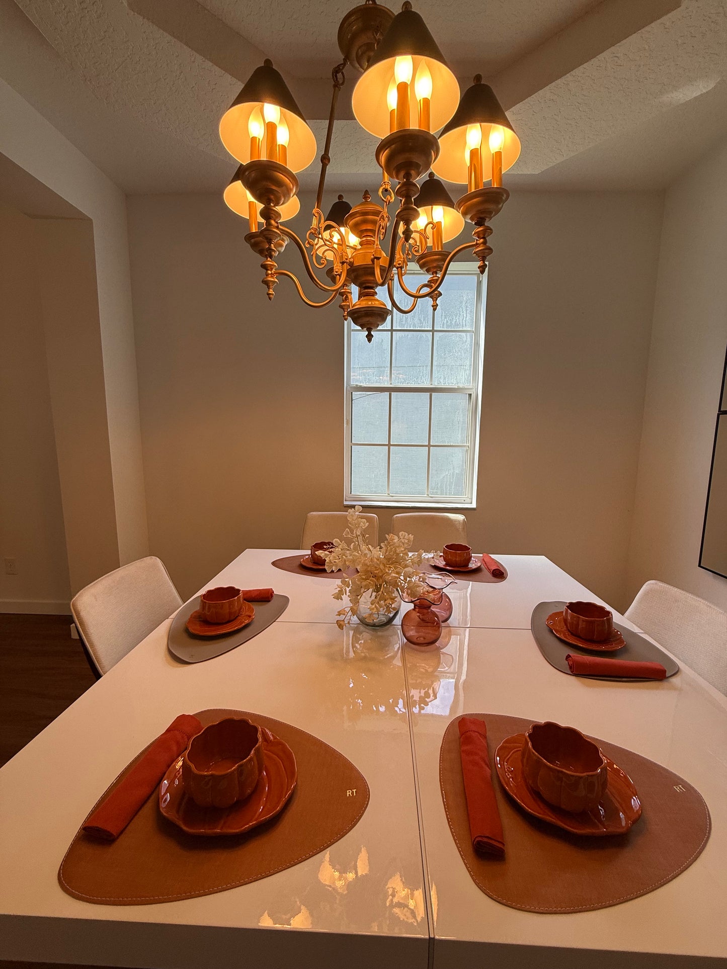 Double-sided leather placemats with napkins