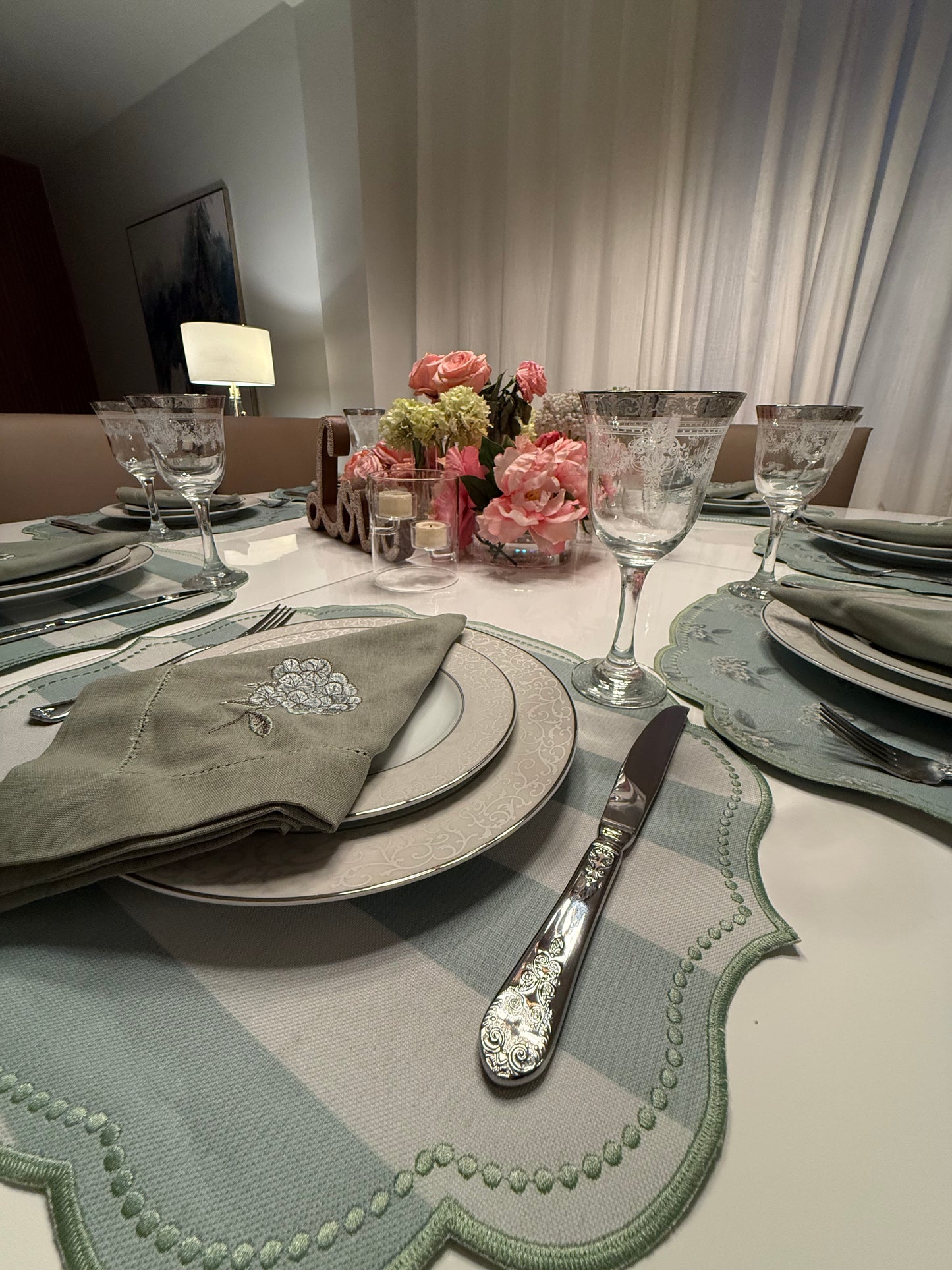 Placemats double-sided printed with hydrangea flowers and embroidered napkin