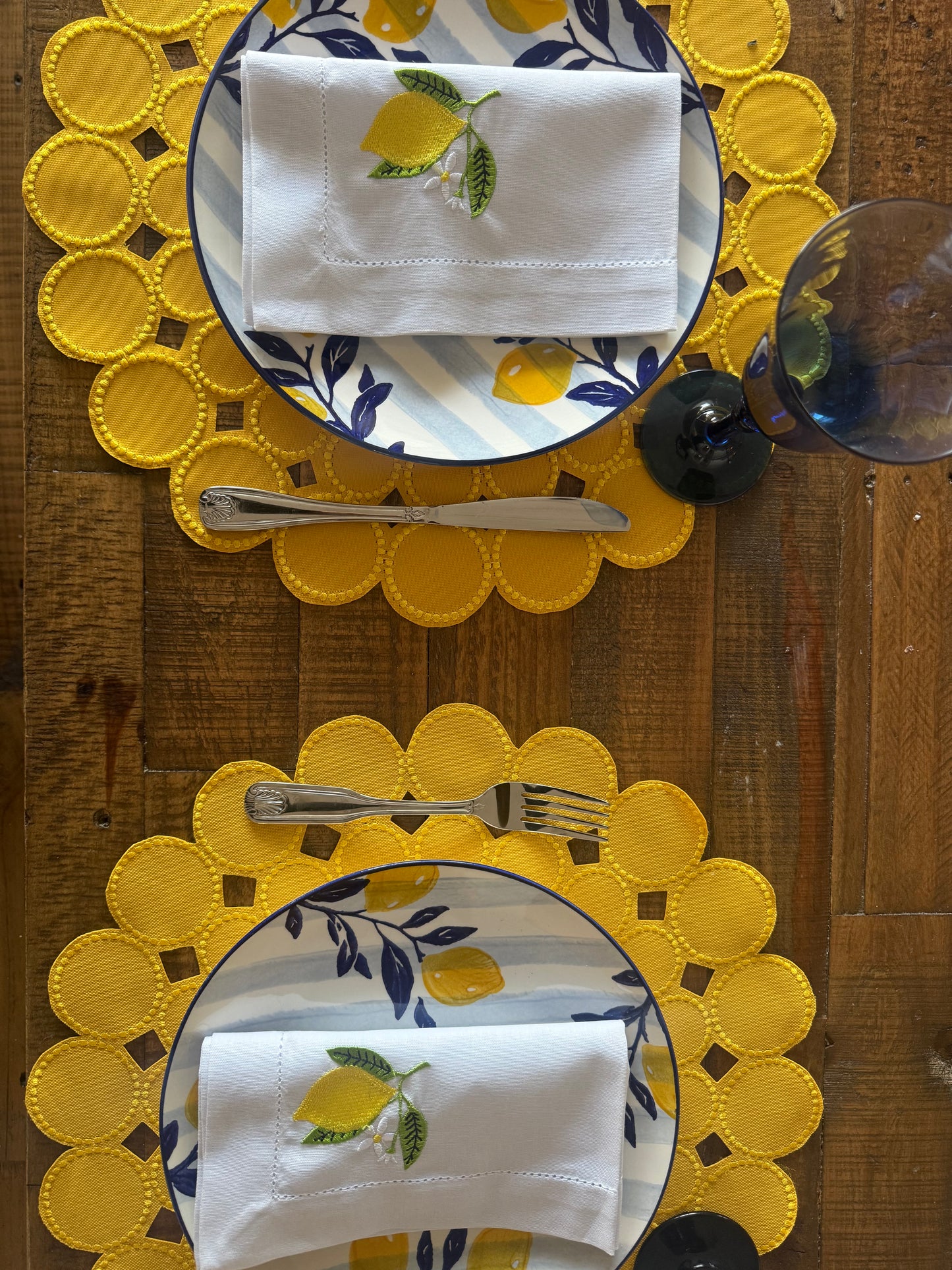 Placemats Yellow with lemon-embroidered napkins