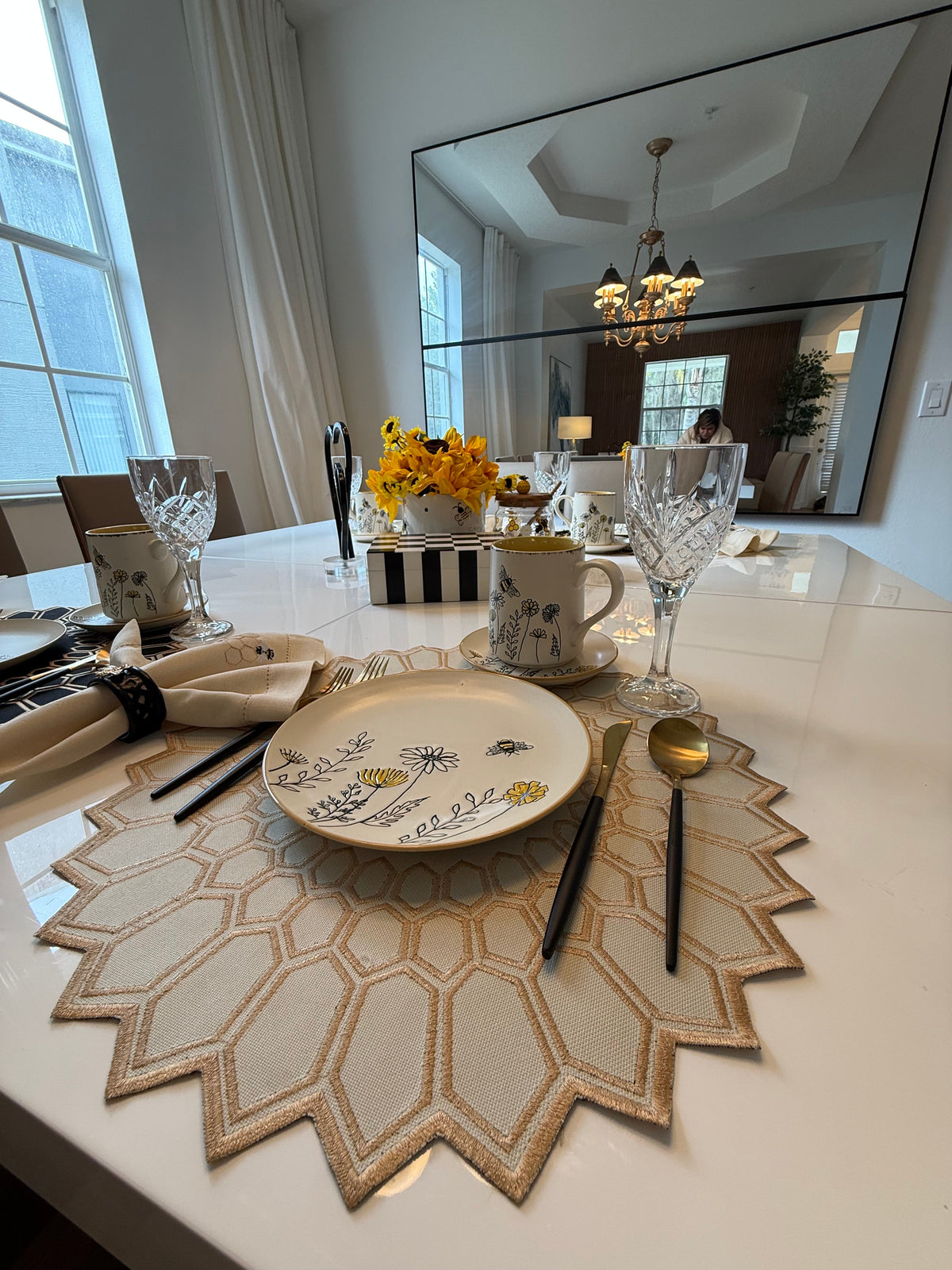 Placemats bee hive black/offwhite designer Revelation Table with bee napkin
