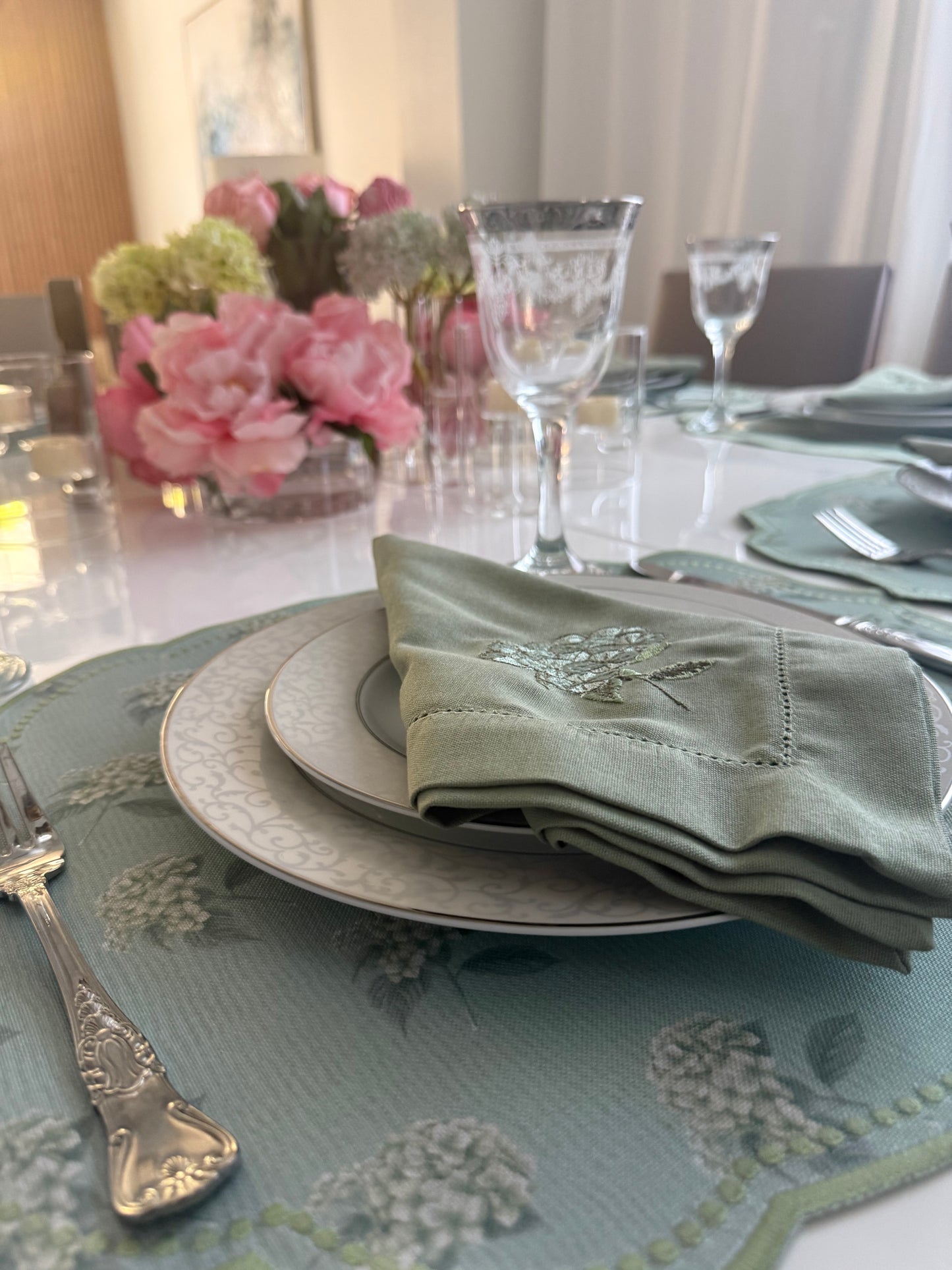 Placemats double-sided printed with hydrangea flowers and embroidered napkin