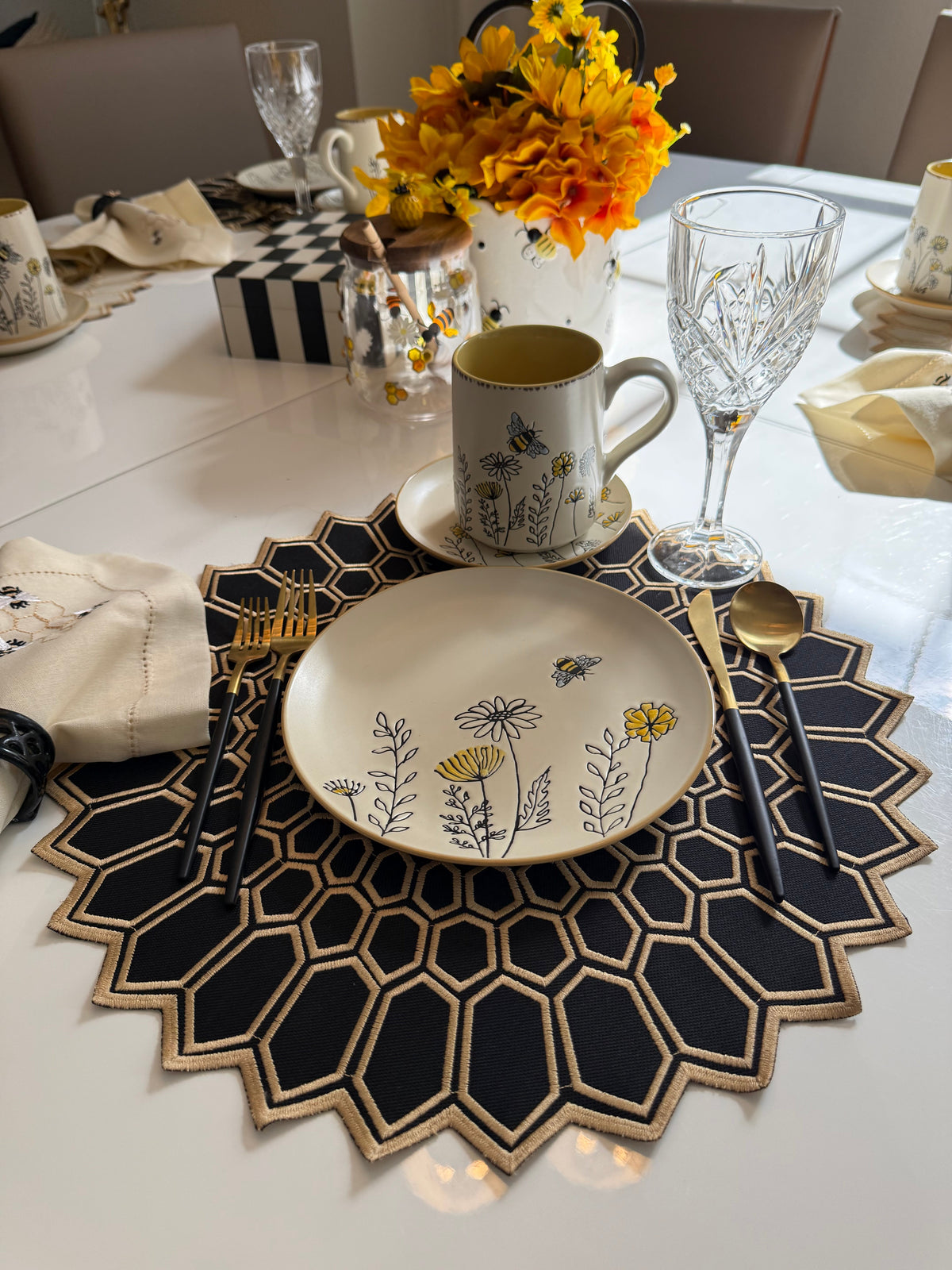 Placemats bee hive black/offwhite designer Revelation Table with bee napkin