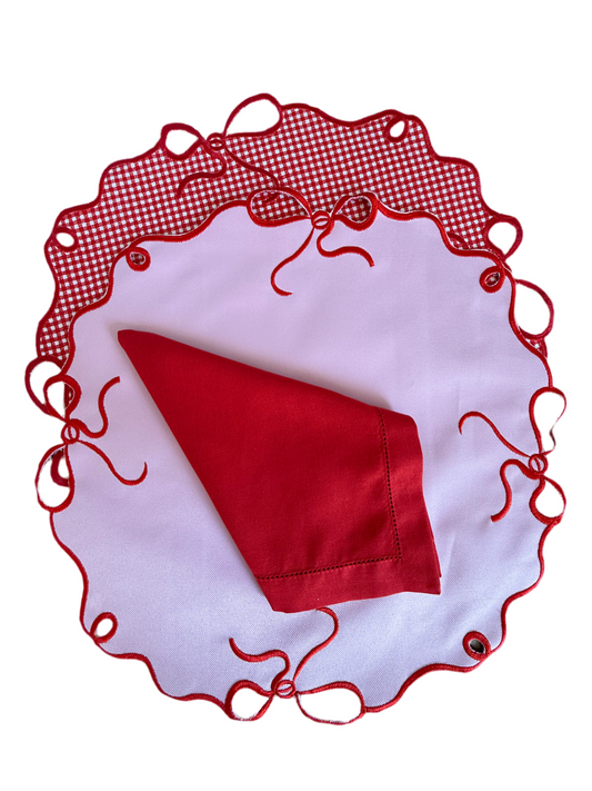 Placemats with a round, cut-out bow
