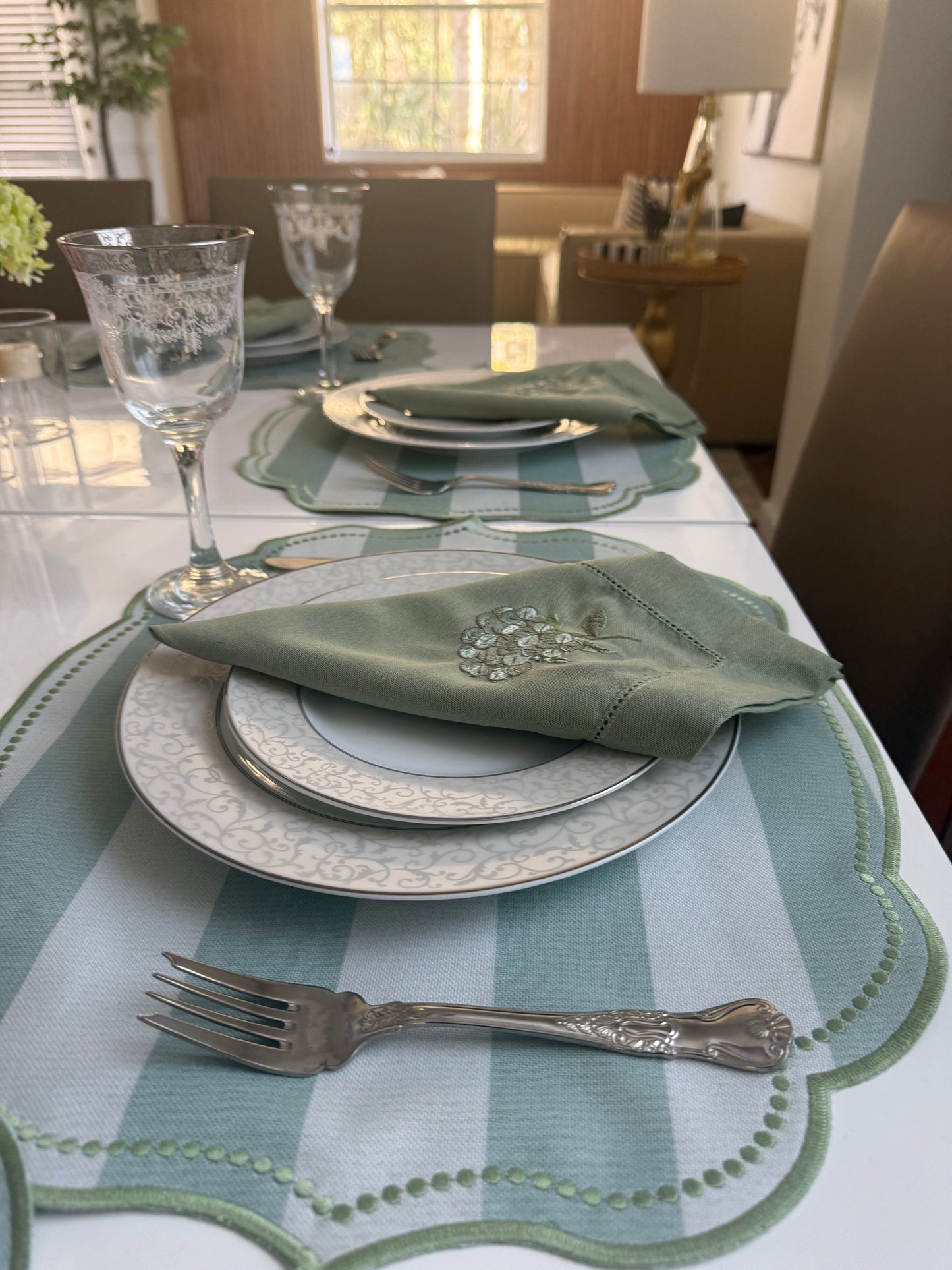 Placemats double-sided printed with hydrangea flowers and embroidered napkin