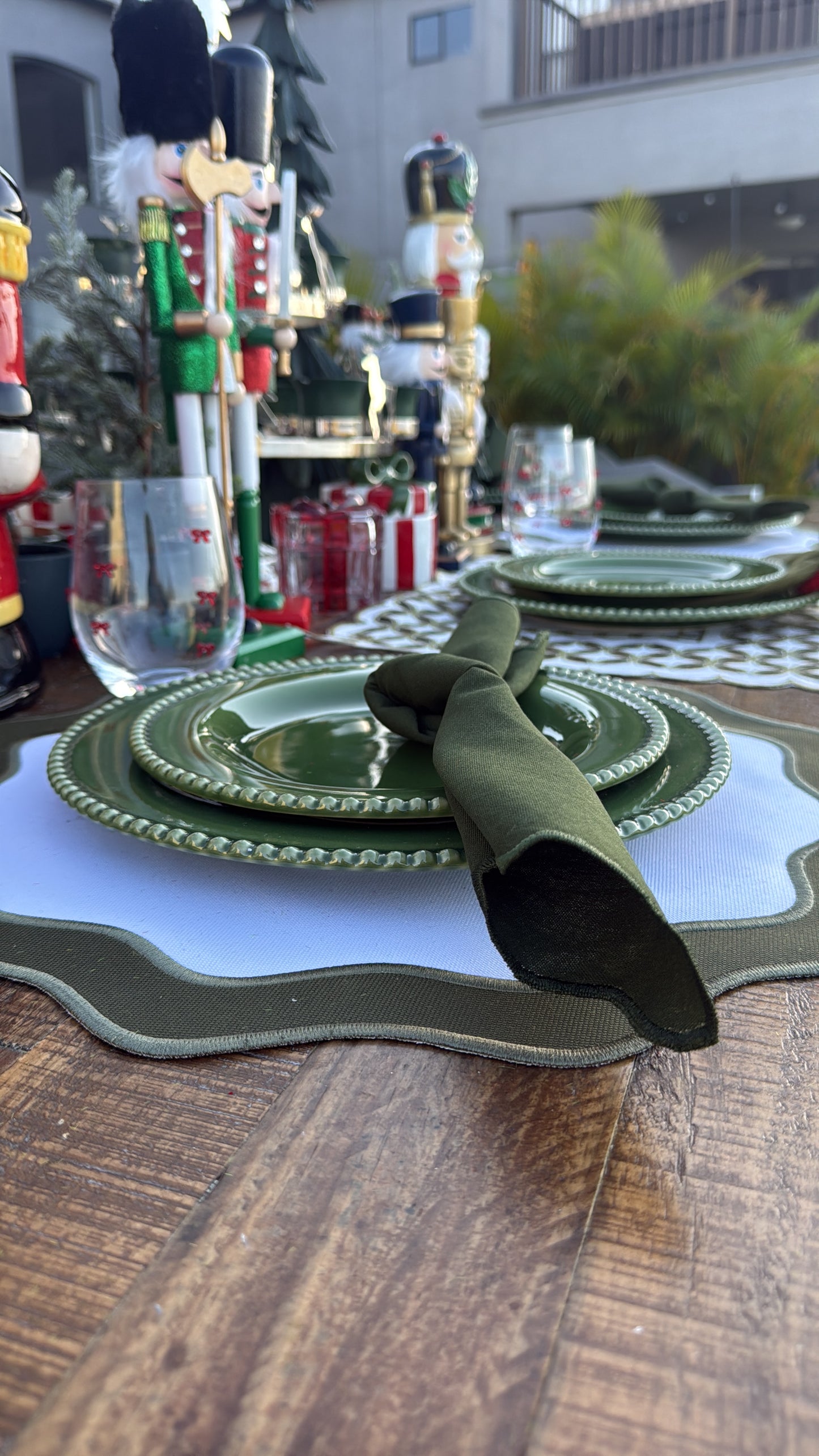 Placemets double-sided, checkered and embroidered napkins