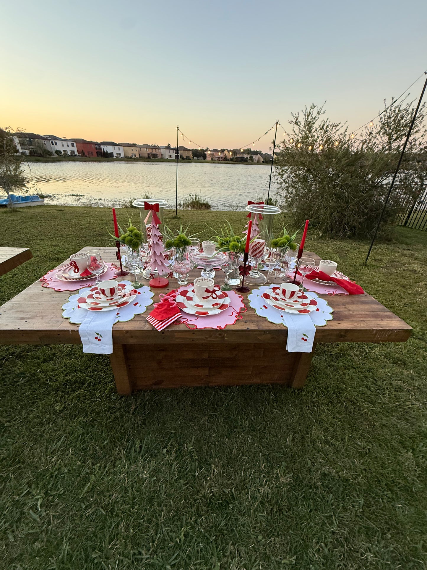 Placemats with a round, cut-out bow