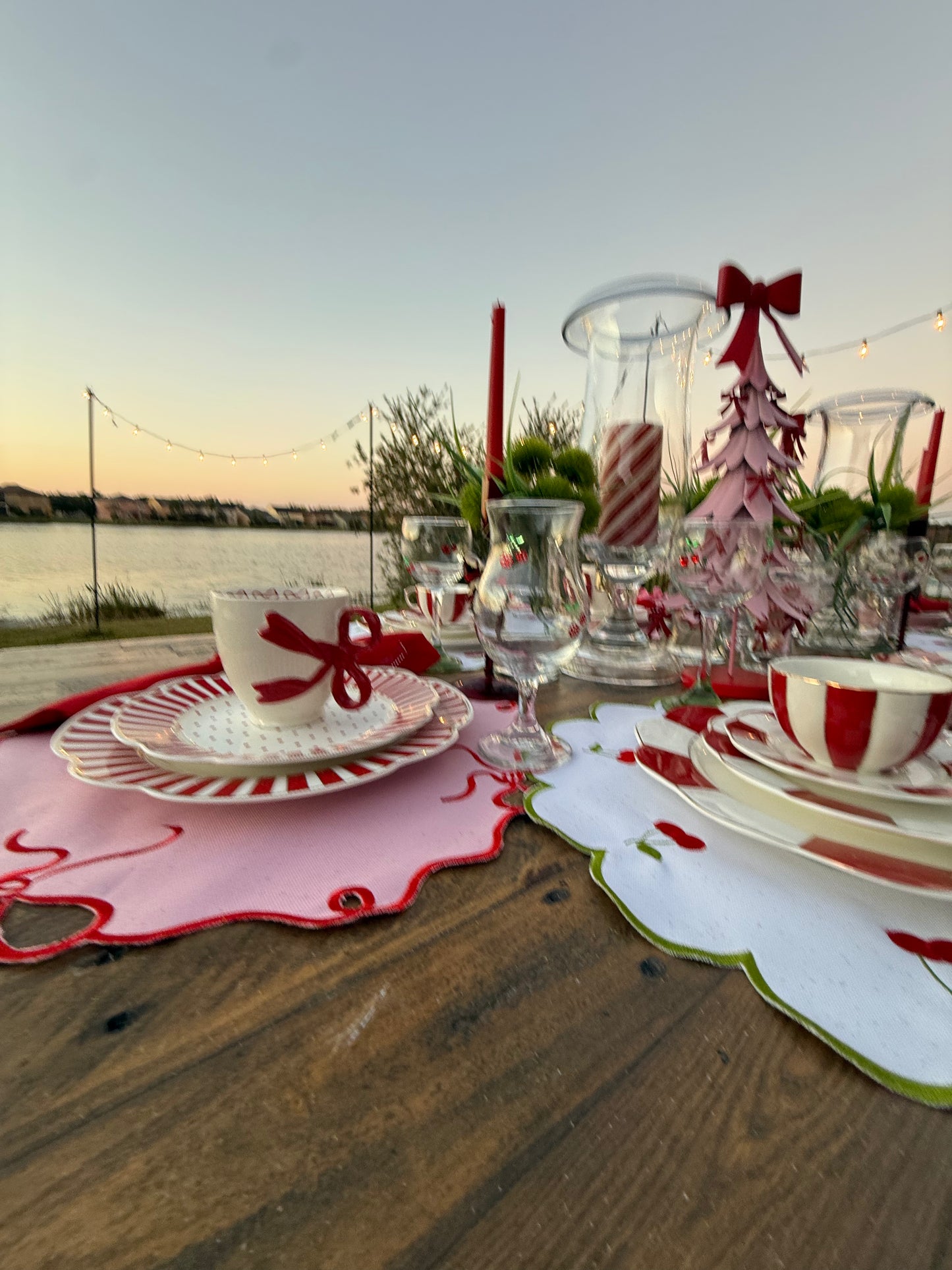 Placemats with a round, cut-out bow