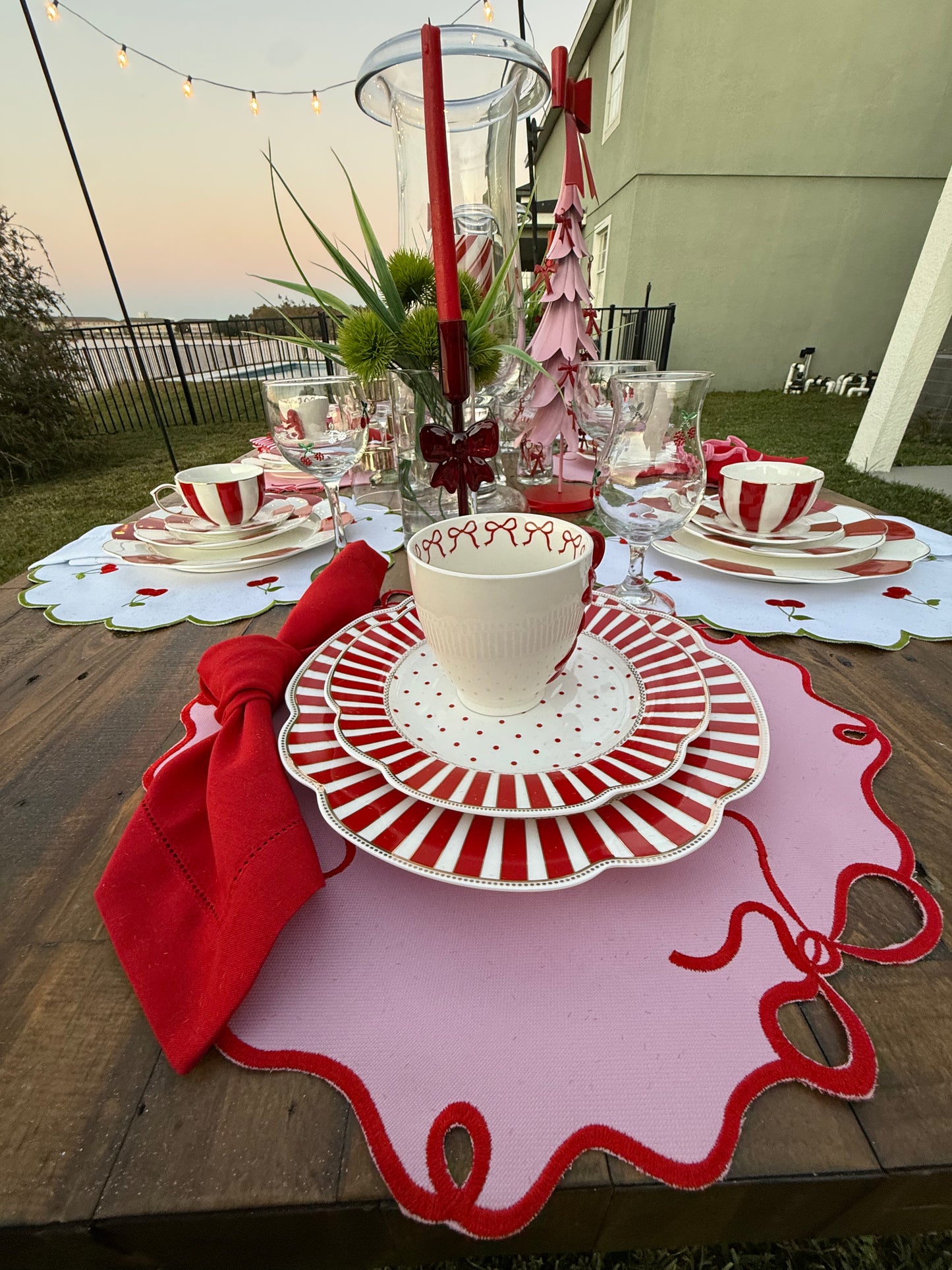 Placemats with a round, cut-out bow