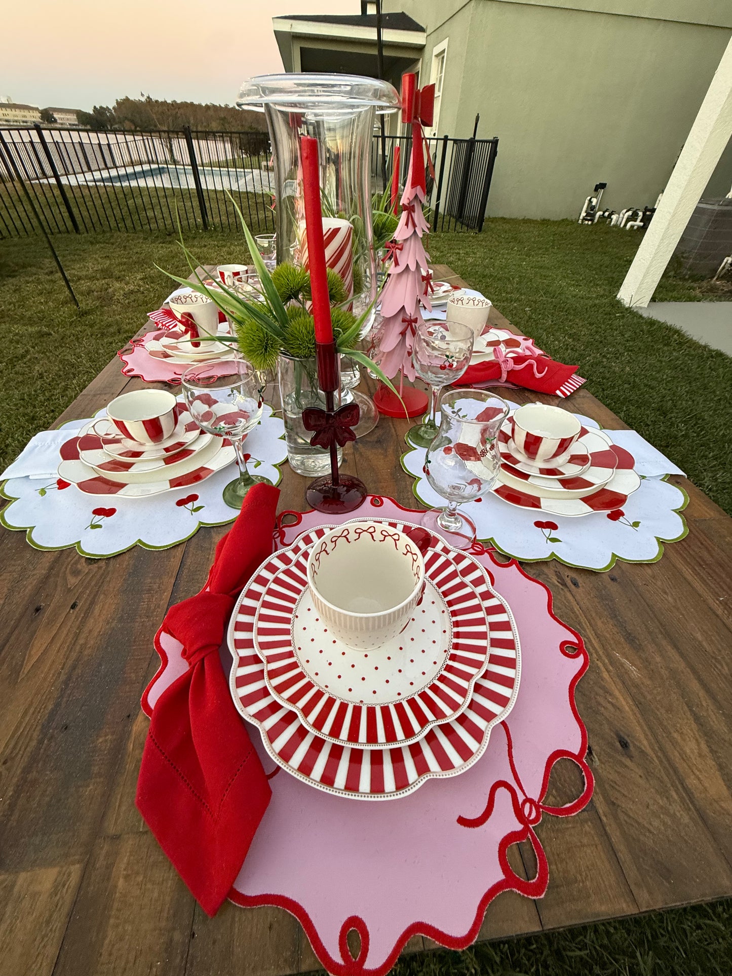 Placemats with a round, cut-out bow