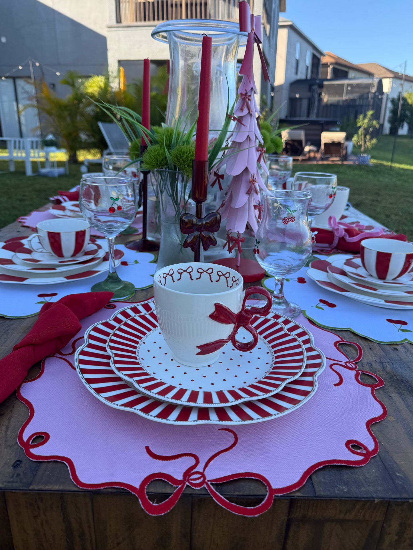 Placemats with a round, cut-out bow